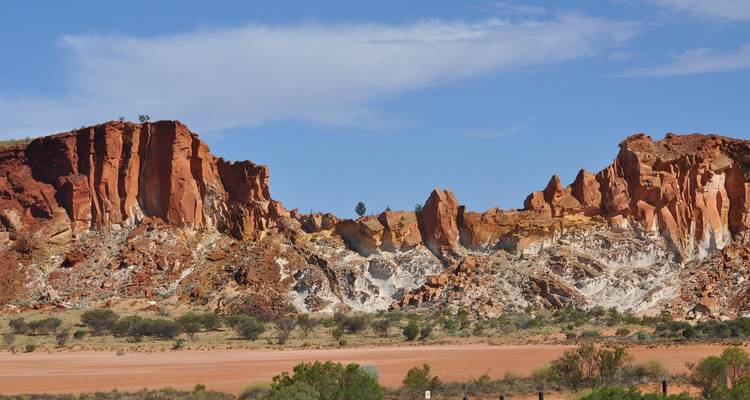 Falaises rocheuses dans un paysage désertique.