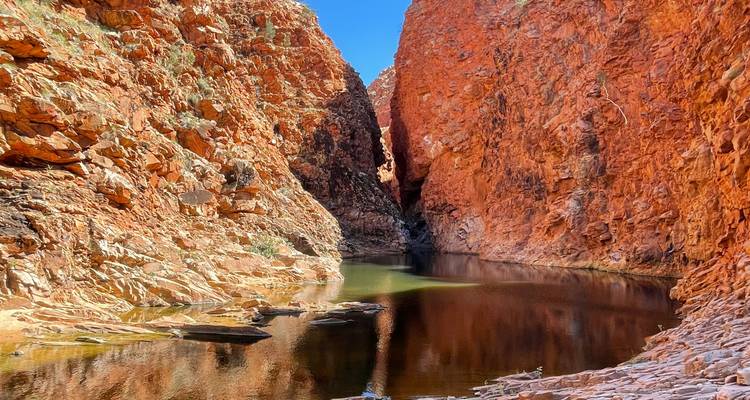 Gorge rocheuse avec de l'eau.