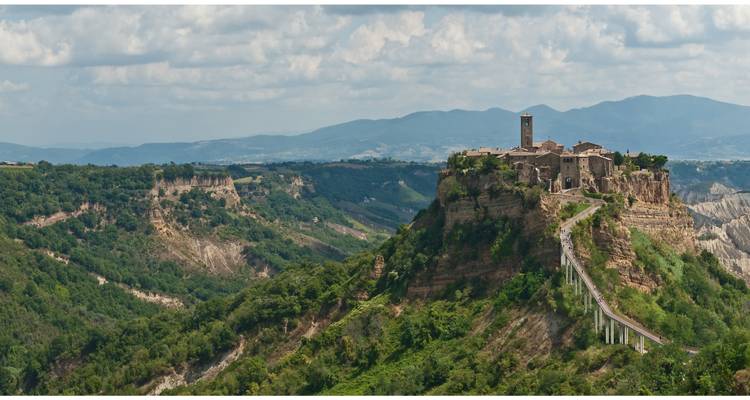 Civita di Bagnoregio perchée sur une colline rocheuse avec des vues panoramiques.