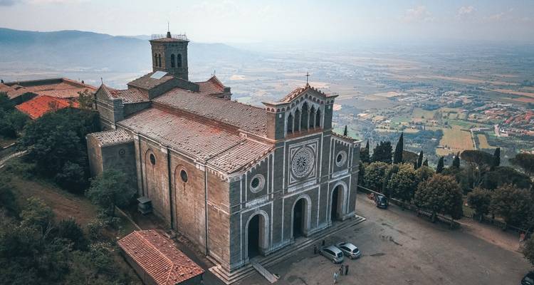 Gros plan d'une église historique avec des vues pittoresques sur la campagne.
