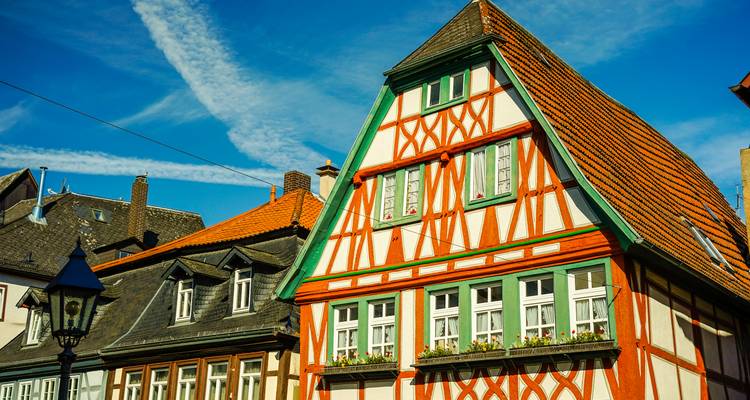 Traditioneel vakwerkhuis met heldere blauwe lucht.