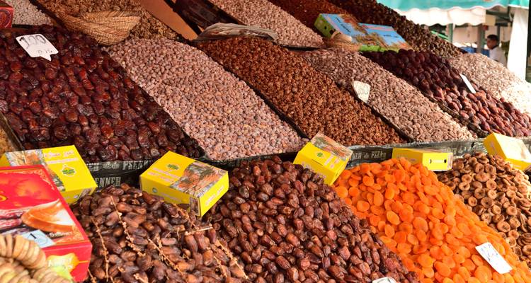 Puesto de mercado colorido en Marruecos mostrando frutos secos y nueces.