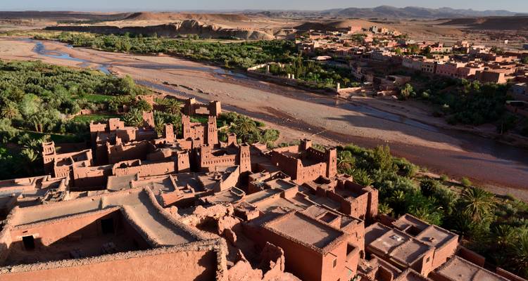 Vista impresionante de un valle fluvial y un pueblo marroquí.