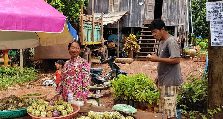 Marktszene mit Menschen und Obstständen.