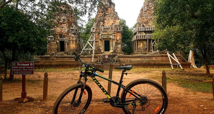 Fahrrad vor antiken Tempelruinen geparkt.