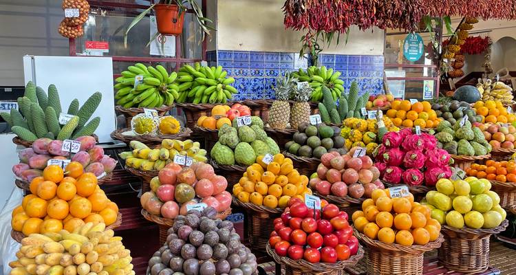 Un marché de fruits vibrant avec une variété de fruits colorés en exposition.
