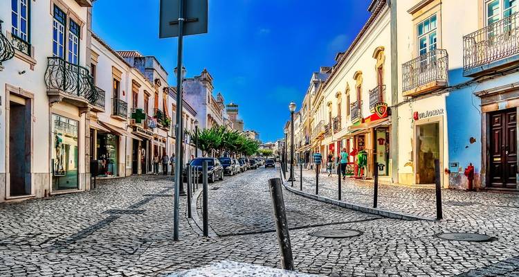 Vue de rue d'une petite ville avec des bâtiments colorés.