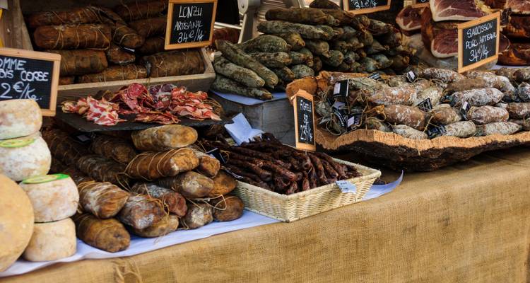 Étalage de charcuterie et fromages à un stand de marché.