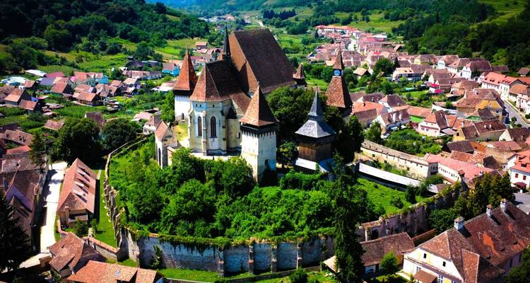 Vue d'une église fortifiée dans un petit village roumain.