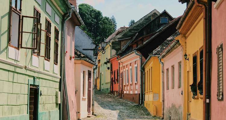 Charmante rue pavée avec des bâtiments colorés.