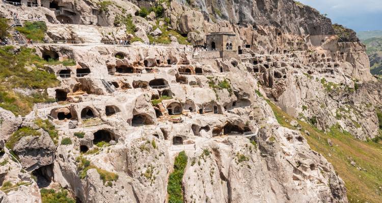 In de rotsen uitgehakte grotten op een klif.