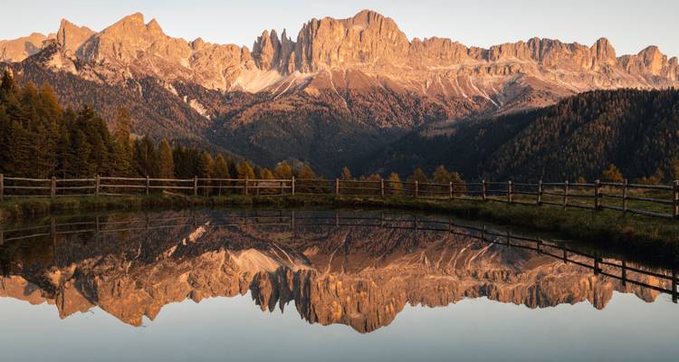 Bergachtergrond met een meerreflectie bij dageraad.