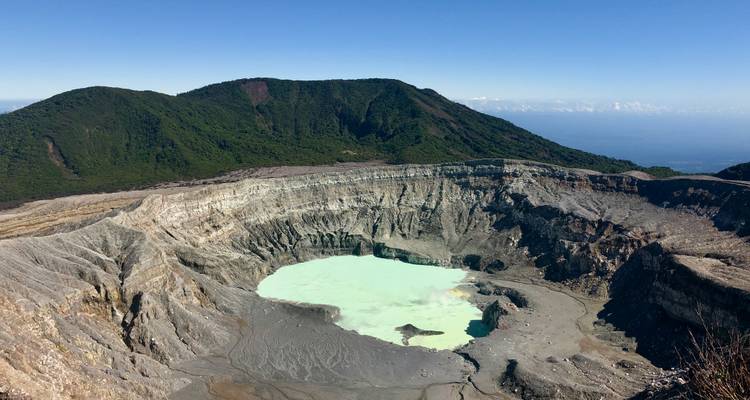 Une vue du cratère du volcan Poas avec un lac turquoise.