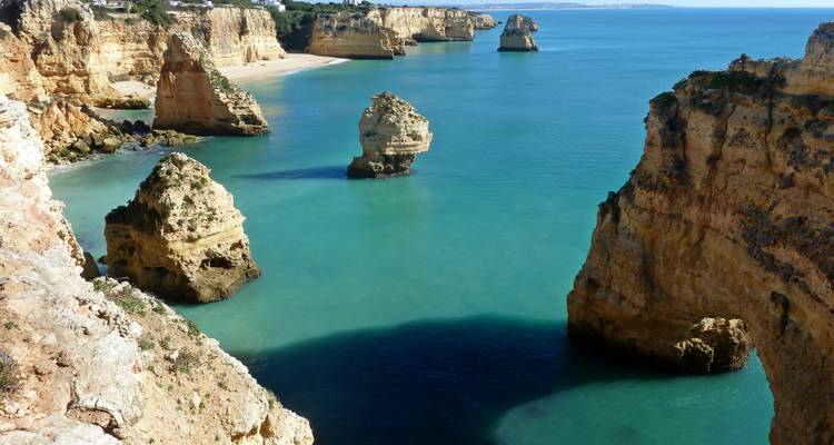 Les formations rocheuses spectaculaires et les falaises dorées s'élevant des eaux émeraude le long de la côte de l'Algarve.