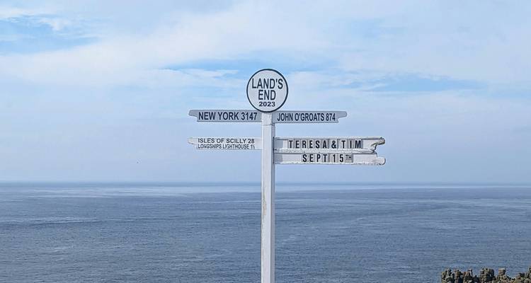 Panneau indicateur à Land's End avec vue sur mer