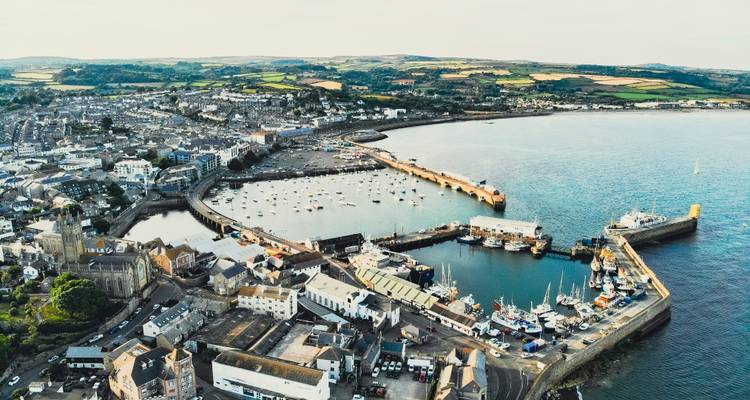 Vue aérienne d'une ville côtière dans une baie