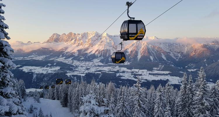 Téléphériques avec paysage de montagne couvert de neige.