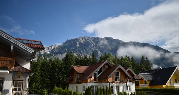 Charmantes maisons avec un décor montagneux.
