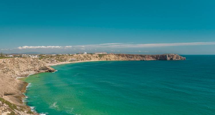 Falaises côtières et océan turquoise au Portugal