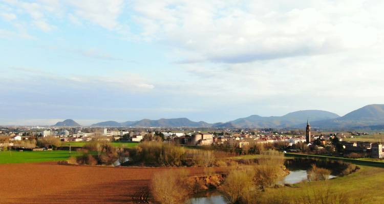 Ländliche Landschaft mit Bergen und Feldern.