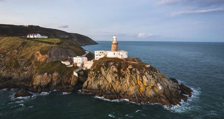 Dramatische vuurtoren op een klif met uitzicht op zee.