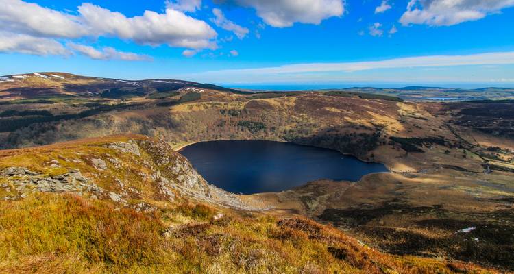 Landschappelijk uitzicht op een meer omringd door bergen.