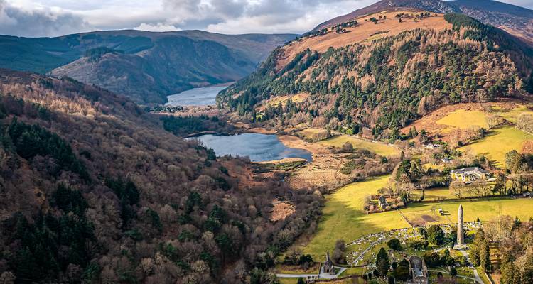Luchtfoto van een vallei met meren en bossen.