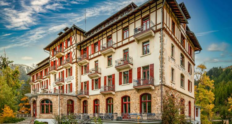 Élégant bâtiment d'hôtel entouré d'arbres.
