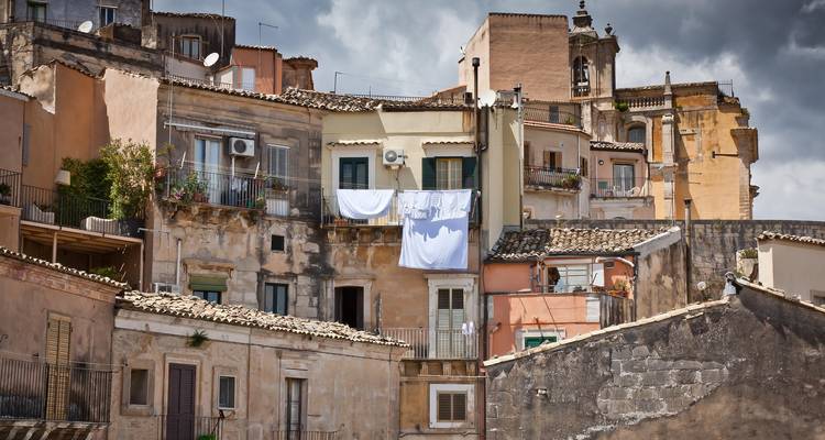 Anciens bâtiments dans une ville historique avec du linge qui sèche.
