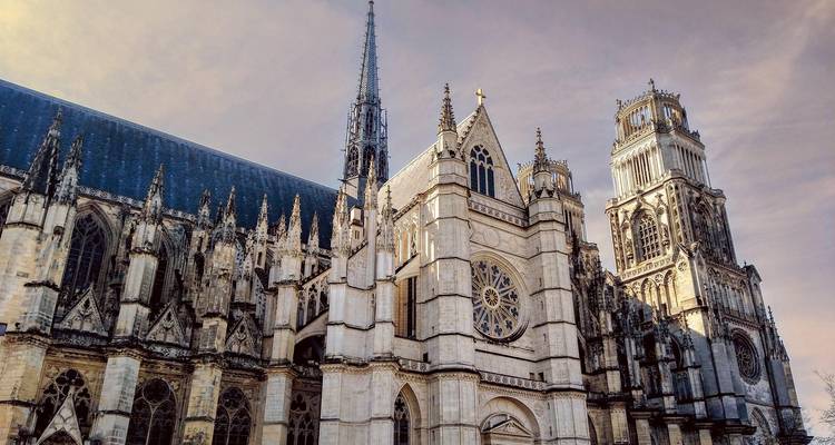 Cathédrale gothique avec façade ornée et flèches.