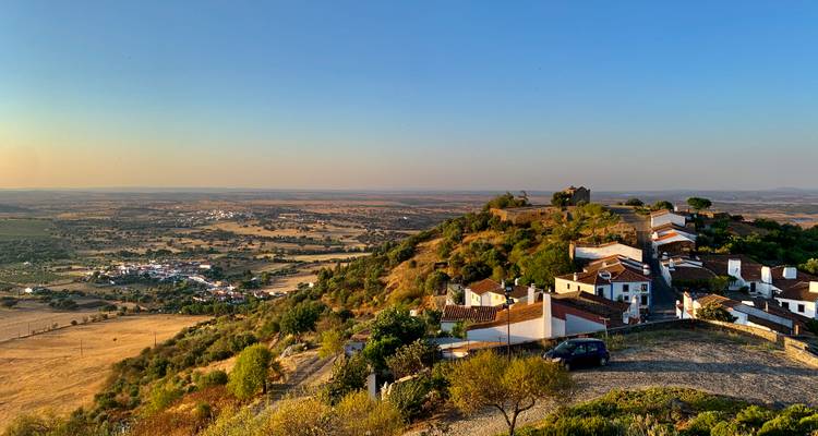 Vue panoramique de la campagne depuis une colline avec de petits villages.