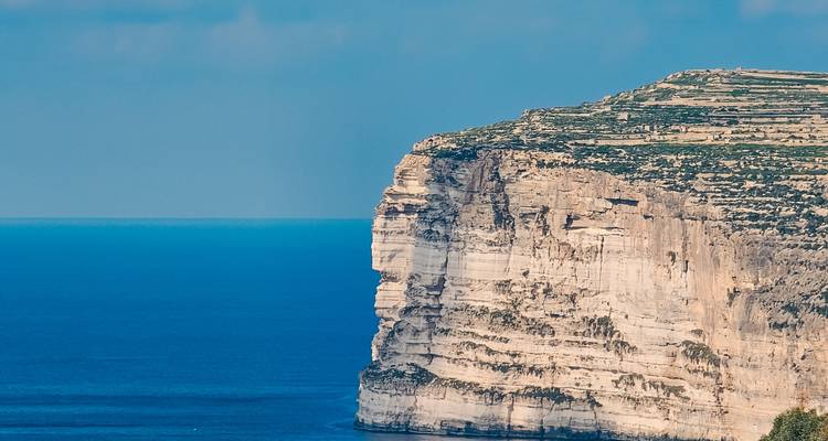 Ruige kliffen met heldere blauwe oceaan.