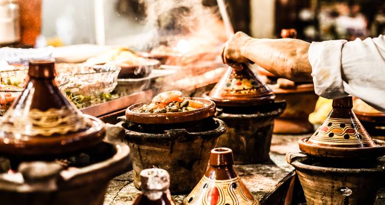 Nahaufnahme von marokkanischen Tajines, die ein traditionelles Gericht kochen.