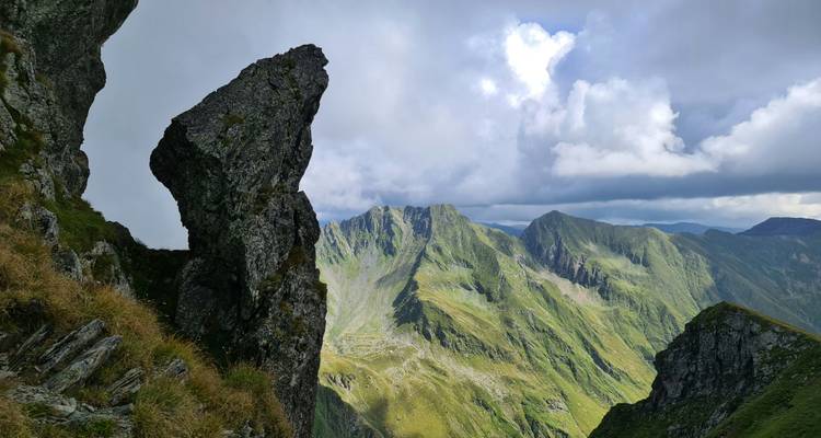 Formation rocheuse avec un paysage montagneux en arrière-plan.