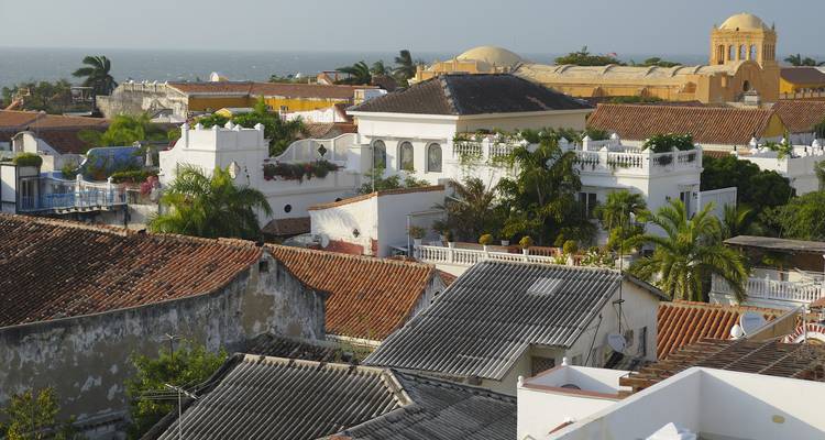 Blick vom Dach auf eine Küstenstadt mit spanischer Kolonialarchitektur.