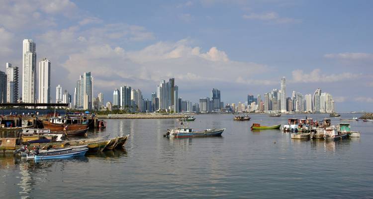Skyline von Panama-Stadt mit Booten im Wasser tagsüber.