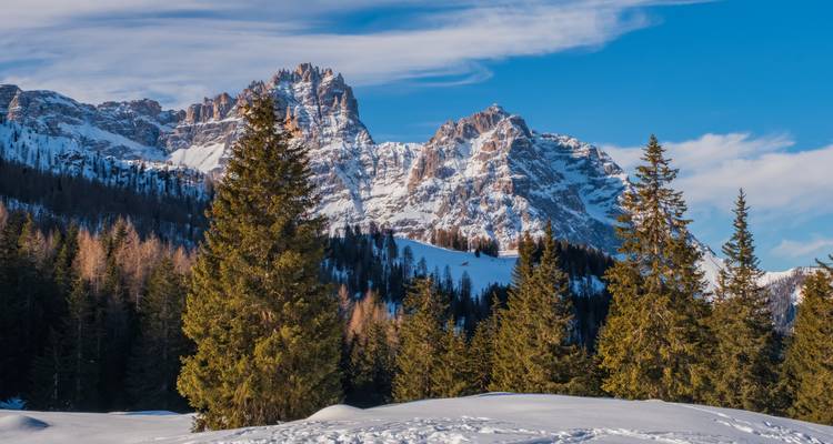 Paysage enneigé avec des montagnes spectaculaires