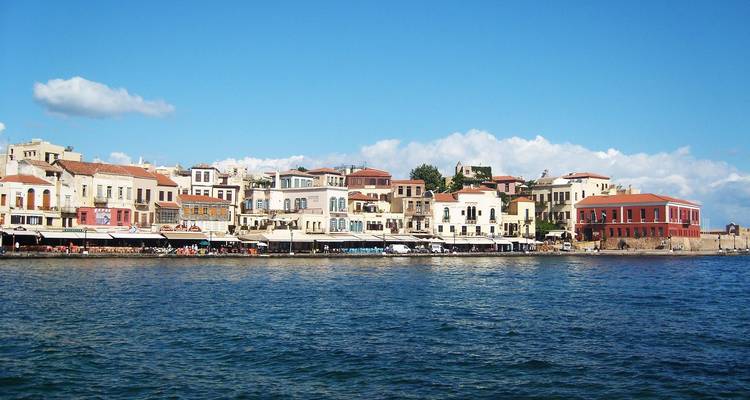 Ville côtière avec des bâtiments historiques le long du front de mer.