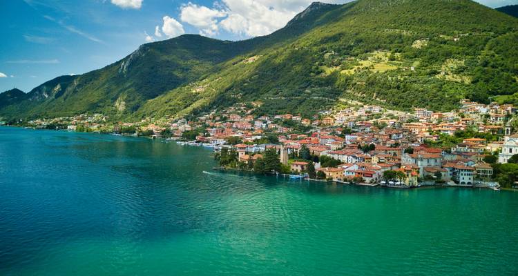 Ville côtière avec un environnement verdoyant luxuriant et une eau turquoise.