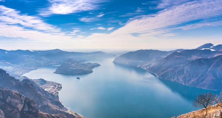 Une vue pittoresque sur un lac avec des crêtes montagneuses entourant l'eau.