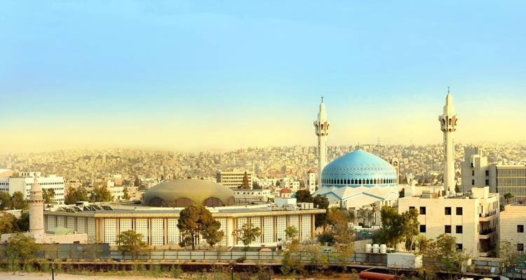 Une vue panoramique d'Amman avec la mosquée du roi Abdallah Ier au premier plan.