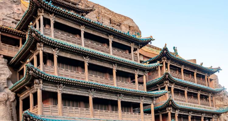 Historische chinesische Architektur mit geschichteten Dächern.