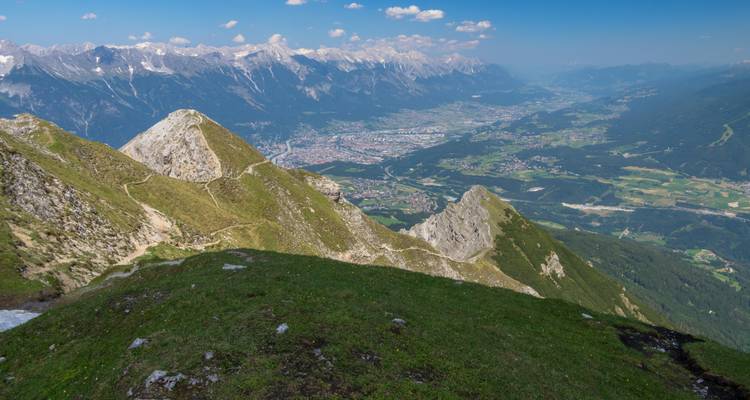 Panoramisch uitzicht op de bergen met uitzicht over een vallei in de Alpen.