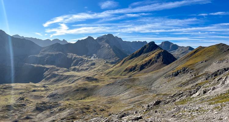 Vaste chaîne de montagnes sous un ciel bleu clair.