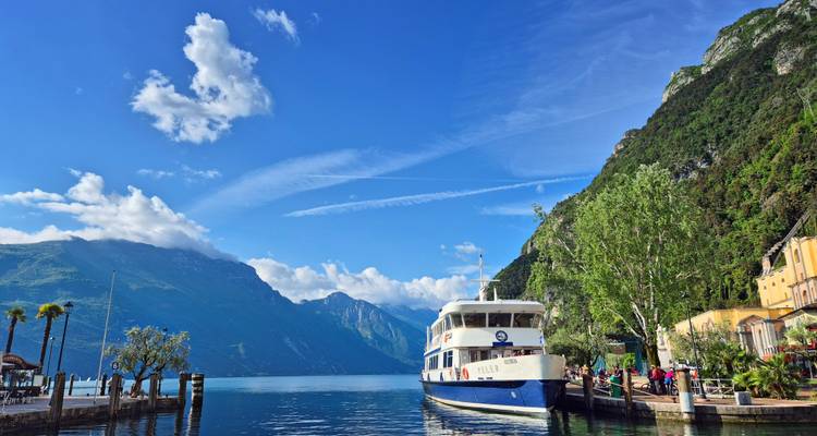 Ferry accostant près d'une ville lacustre pittoresque.