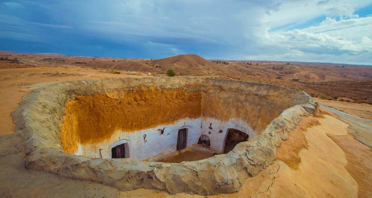 Maison souterraine dans un paysage désertique