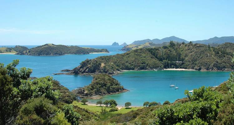 Kustgezicht van eilanden en baaien met verspreide boten.