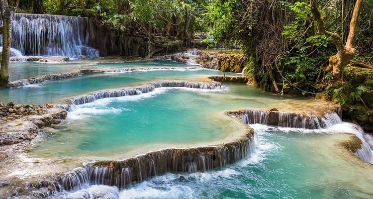 Magnifiques cascades turquoise en gradins au milieu d'une luxuriante forêt tropicale.