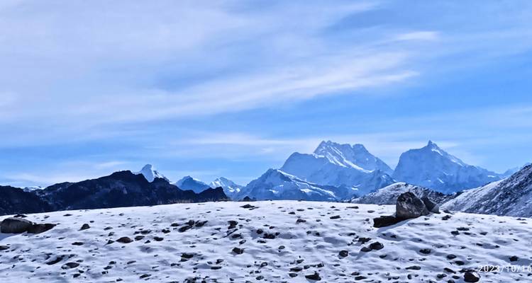 Paysage de montagne enneigé avec un horodatage visible dans l'image.