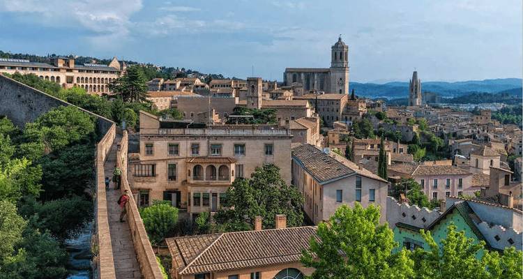 Paysage urbain historique avec un fort ou une cathédrale et les bâtiments environnants.